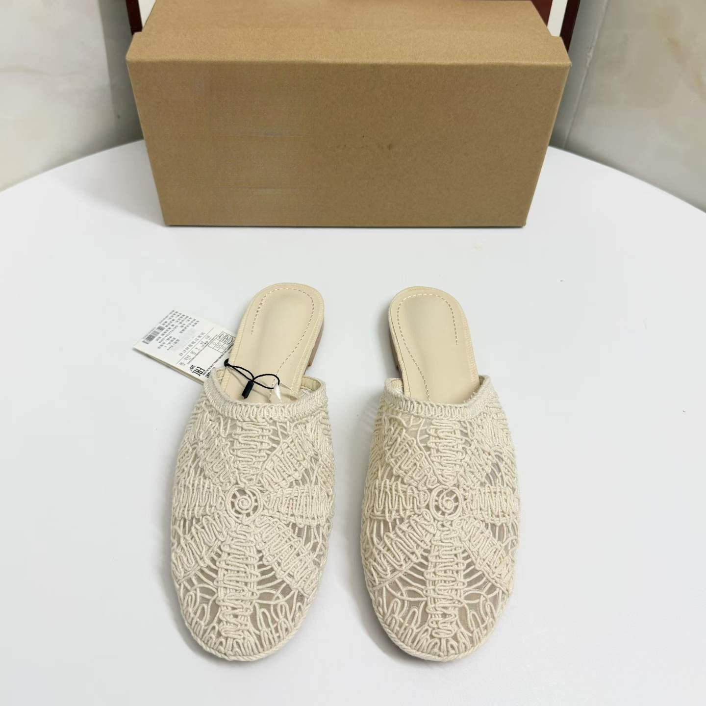 JHC-HB-233 | Embroidered Round-Toe Flat Casual Slide Slipper angle 3