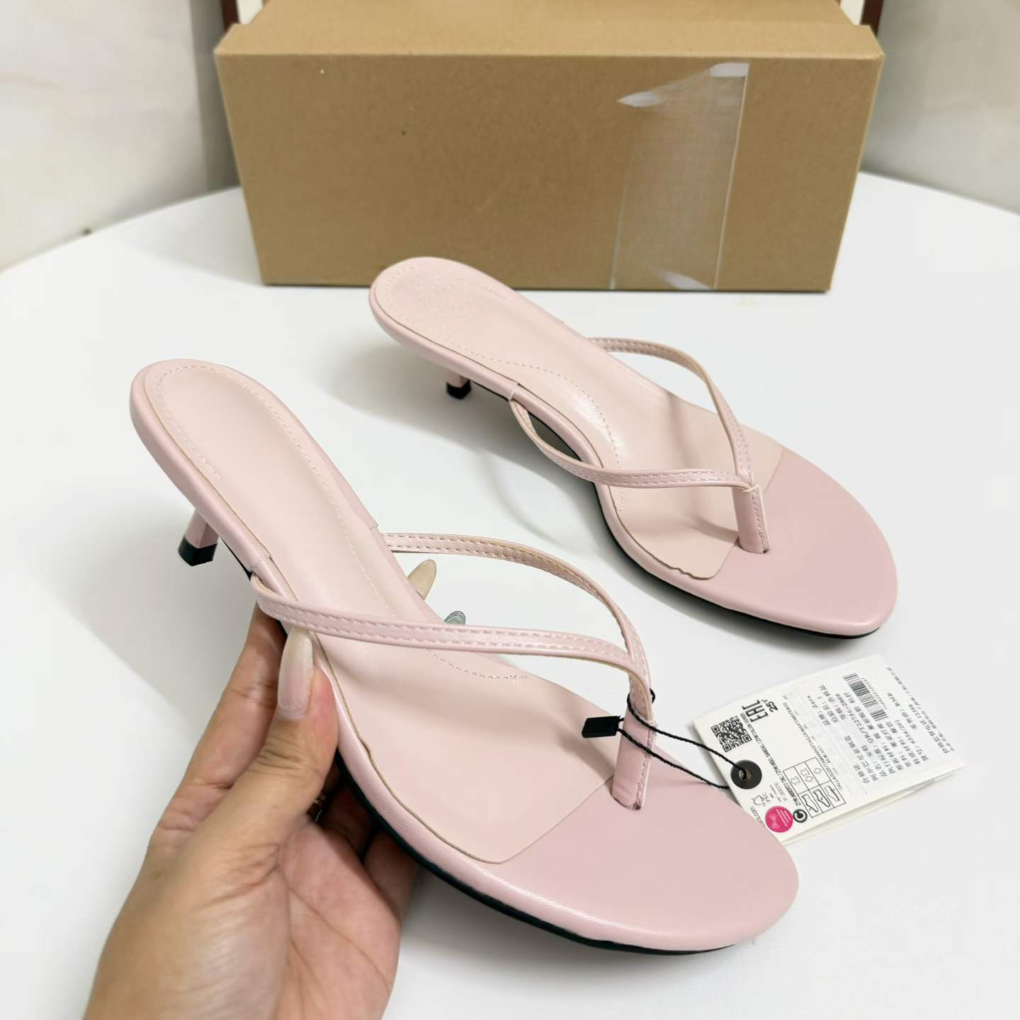 JHC-HB-127 | Round-Toe Kitten Heel Thong Flip-Flop angle 3
