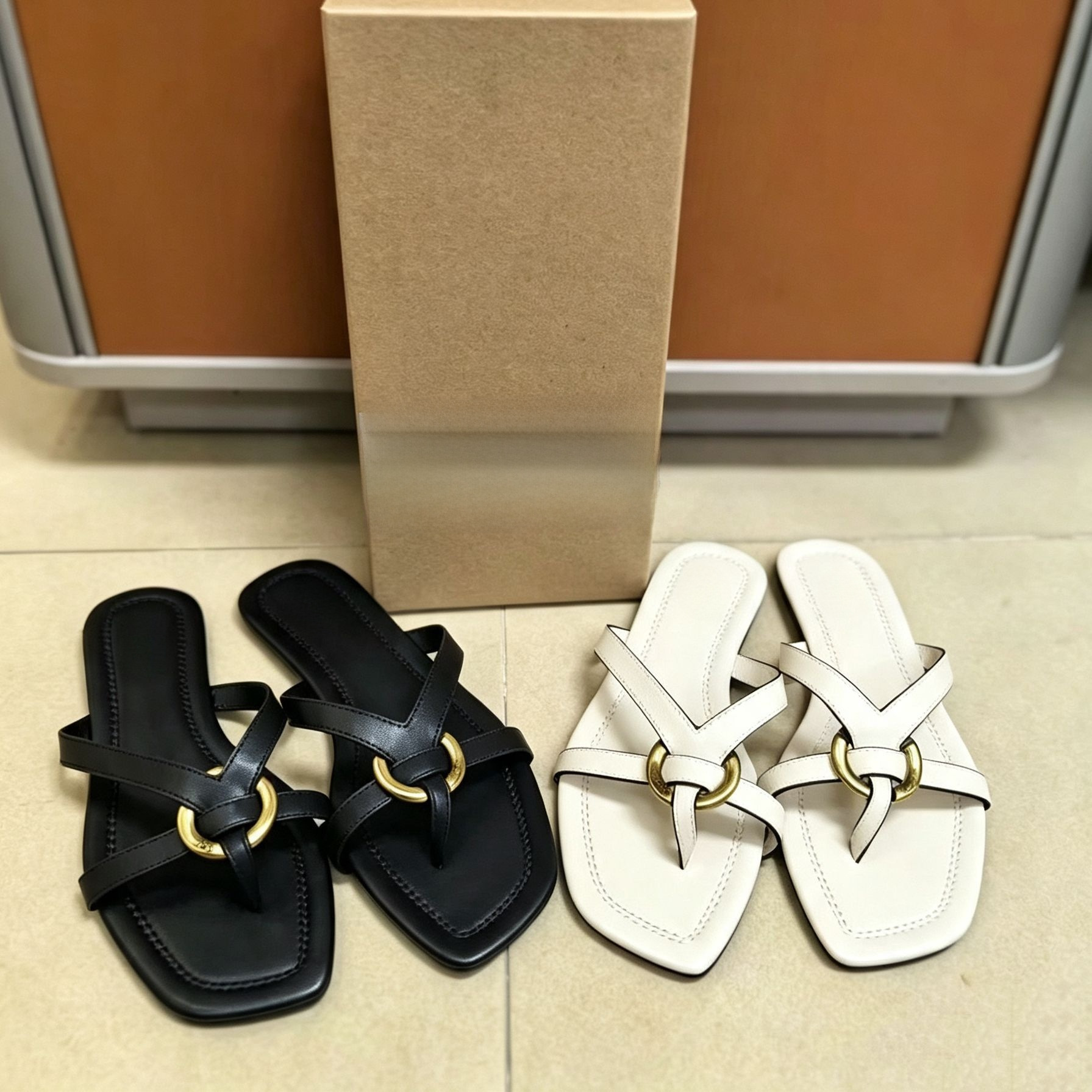 JHC-HB-285 | Metal Buckle Crisscross Straps Square-Toe Flat Casual Slide Slipper - Fujian Jinhongchang Sports Goods Co., Ltd.