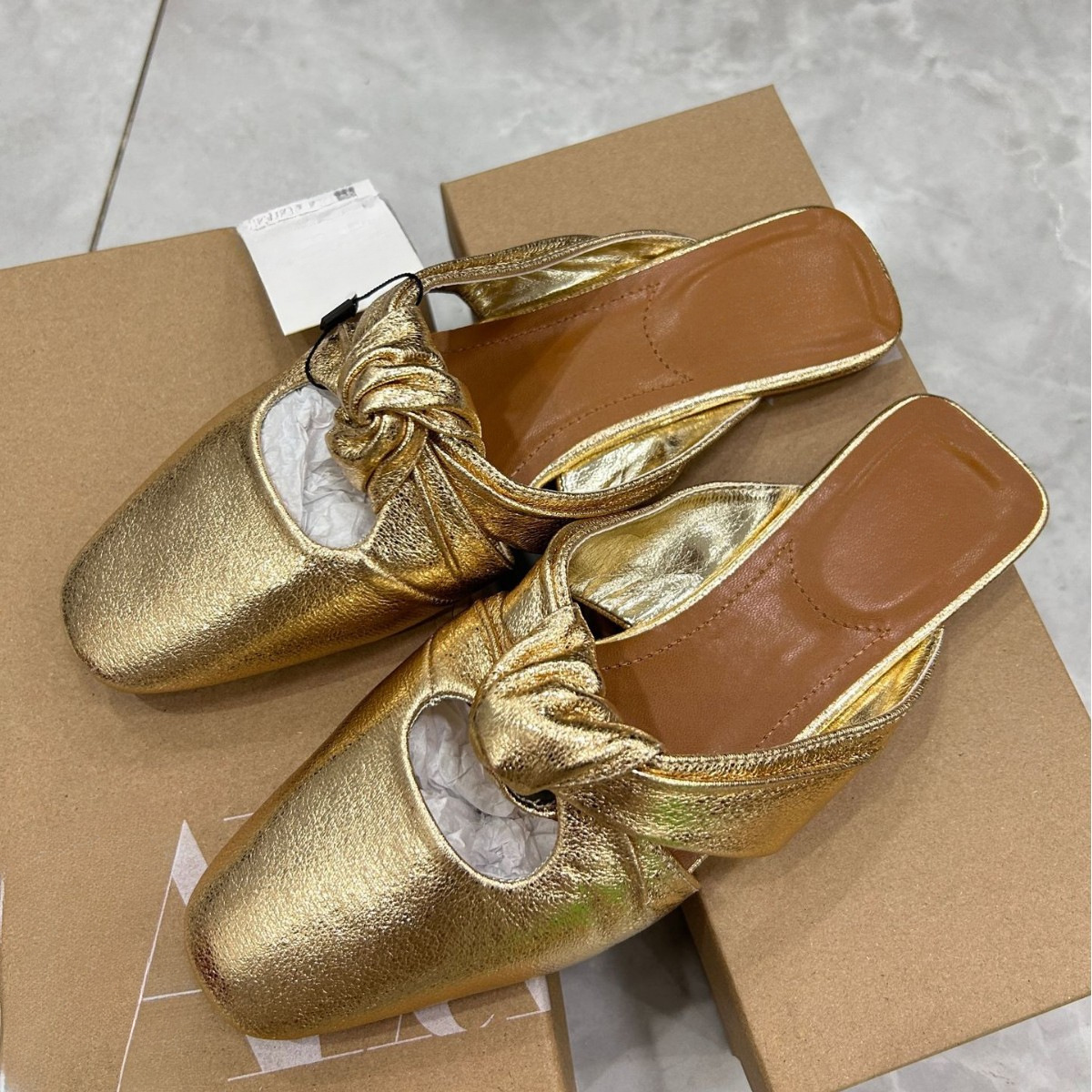 JHC-HB-260 | Bow Detail Metallic Gold Square-Toe Flat Mule Slide - Fujian Jinhongchang Sports Goods Co., Ltd.
